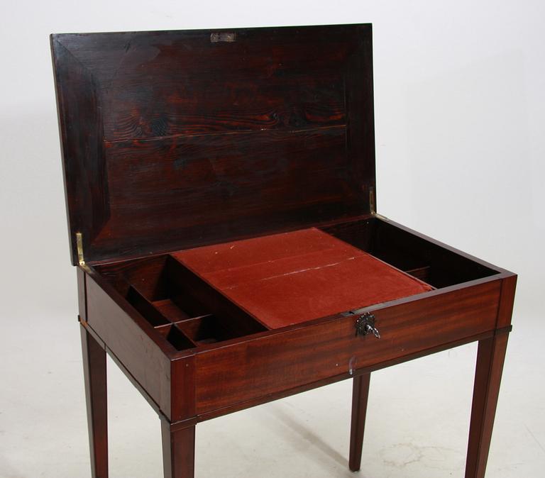 TOILETTEBORD, sengustavianskt, 1800-talets början.