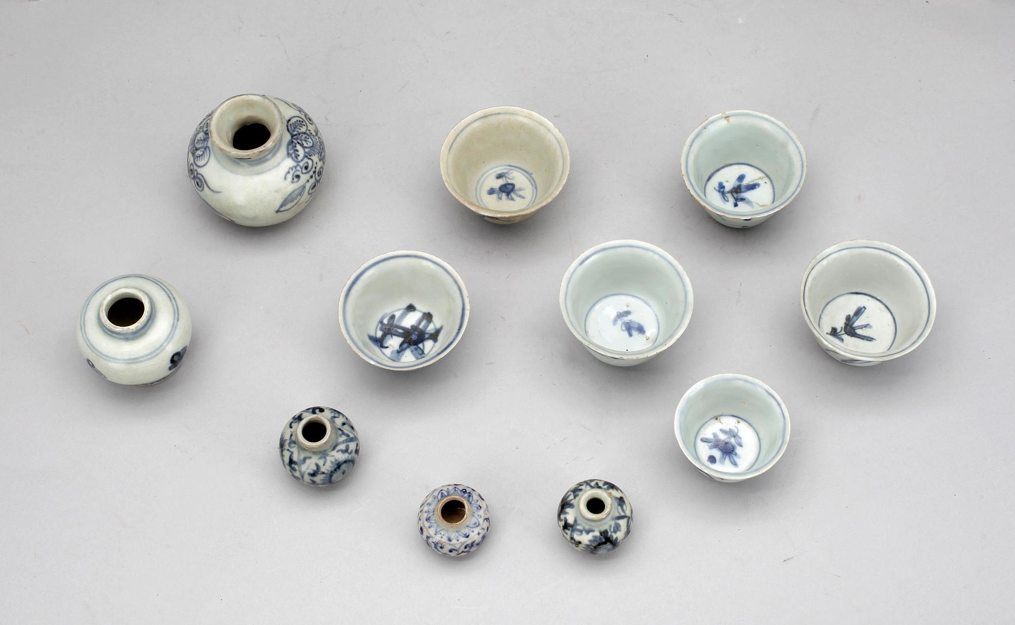 FAT samt KOPPAR och KRUKOR, 15 delar, porslin, Kina. 1800-tal.