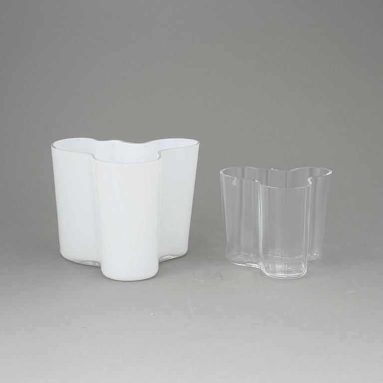 VASER, 2 st, "Savoy", Alvar Aalto, Iittala, etsad märkning.