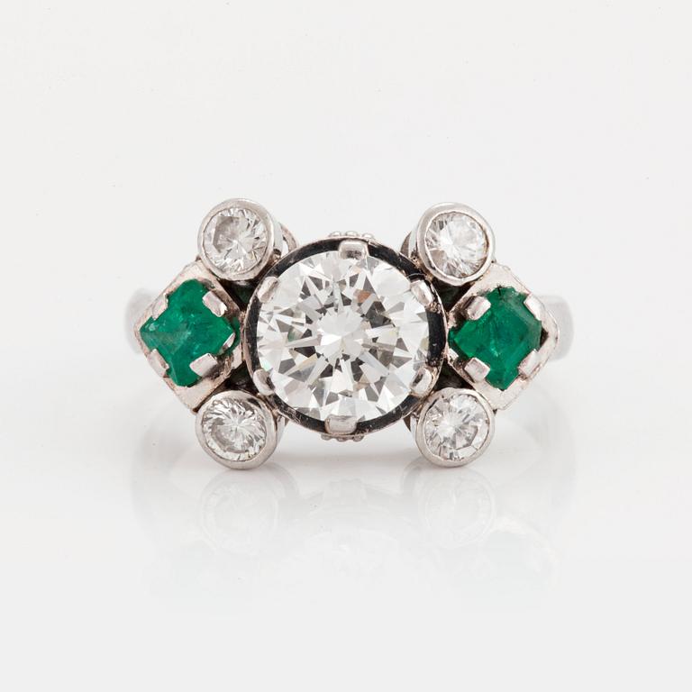 A RING set with round brilliant-cut diamonds and carré-cut emeralds.