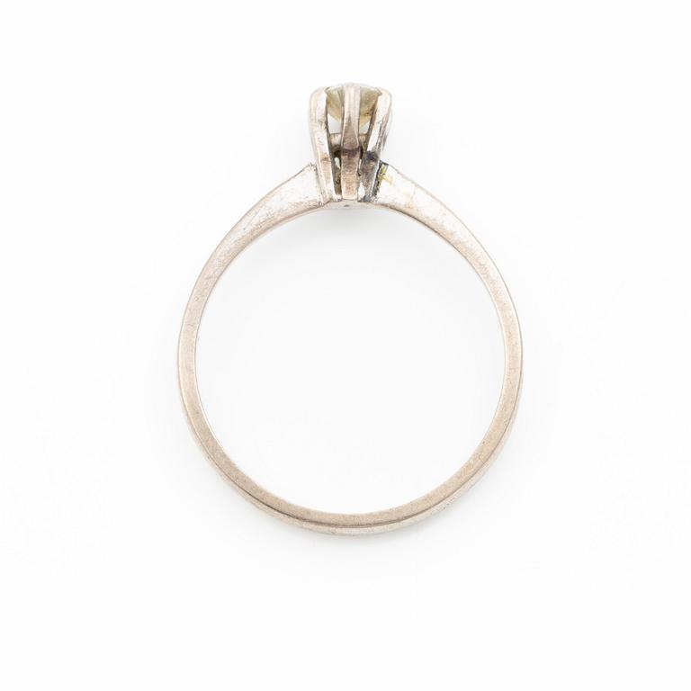 Ring, 18K white gold, with a small brilliant-cut diamond.