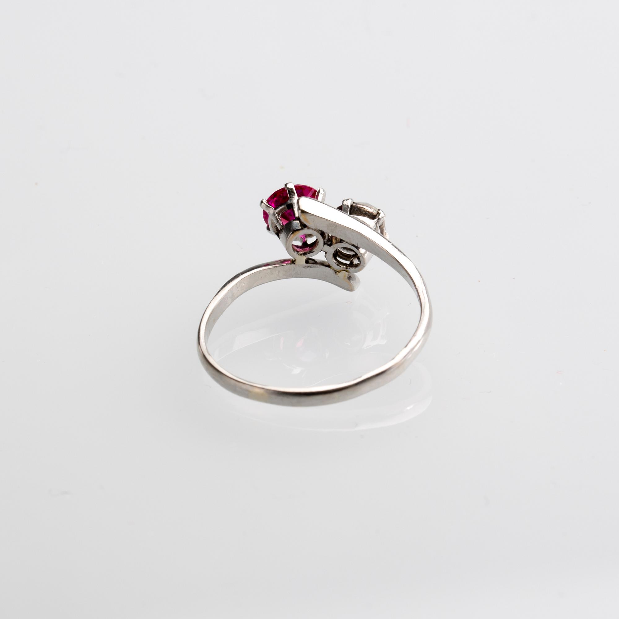 RING, 18 k vitguld med diamant ca 0.50 ct samt rubin ca 0.55ct. Lundström Göran, Piteå, 1939. Vikt ca 3,6 g.