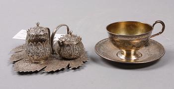 KRYDDSET samt KOPP MED FAT, silver, orientaliskt resp Egypten.