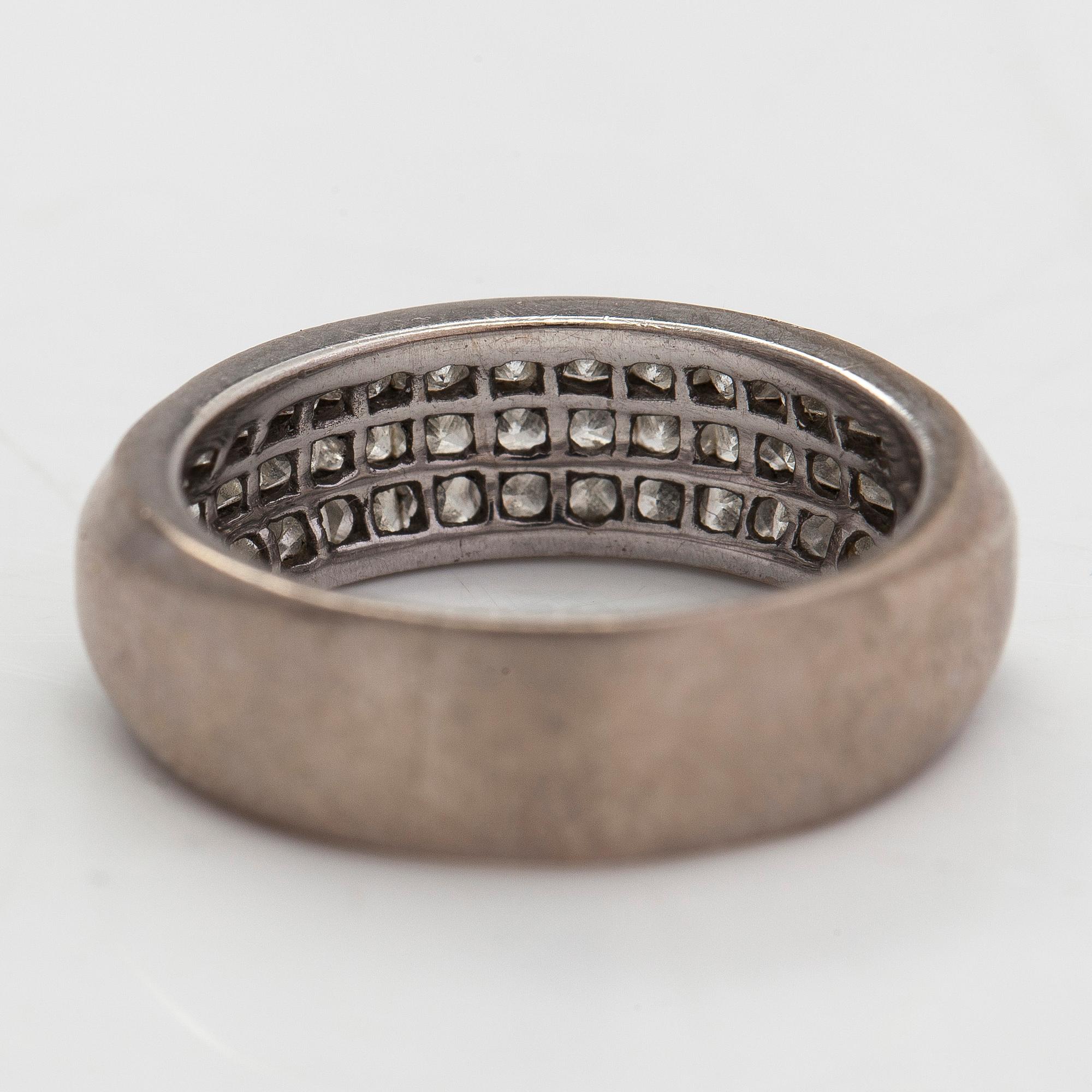 Ring, 18K vitguld med prinsesslipade diamanter ca 1.12 ct totalt. Oulun Koru, 2001.