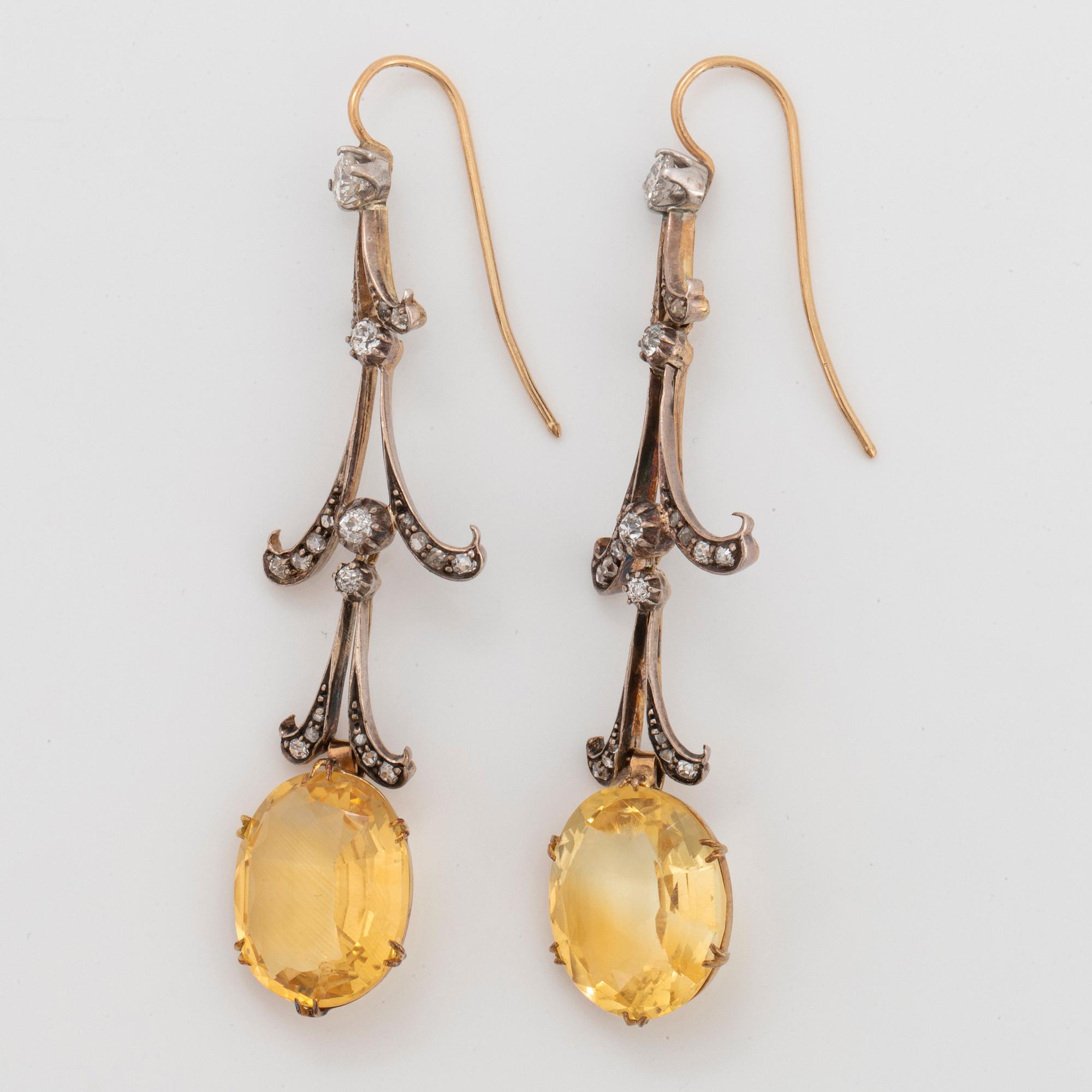 Ett par örhängen 14K guld och silver med fasettslipade citriner och runda briljant- och gammalslipade diamanter.