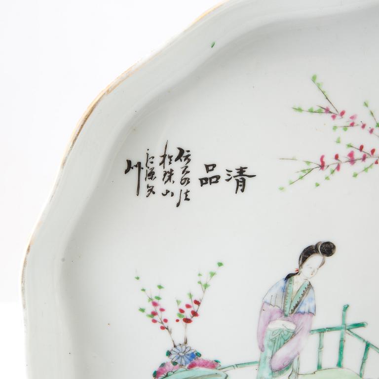 A set with two Chinese porcelain trays, 20th century.