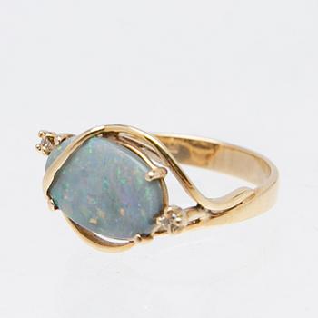 Ring, 18k gold with opal and brilliant-cut diamonds.