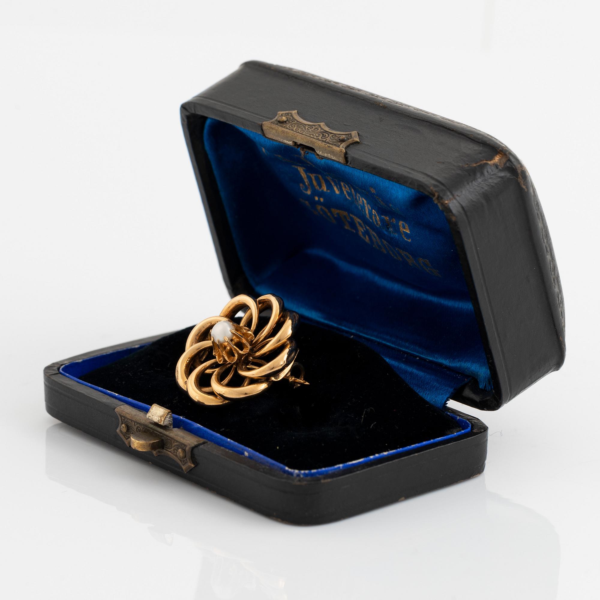 Gold and pearl brooch.