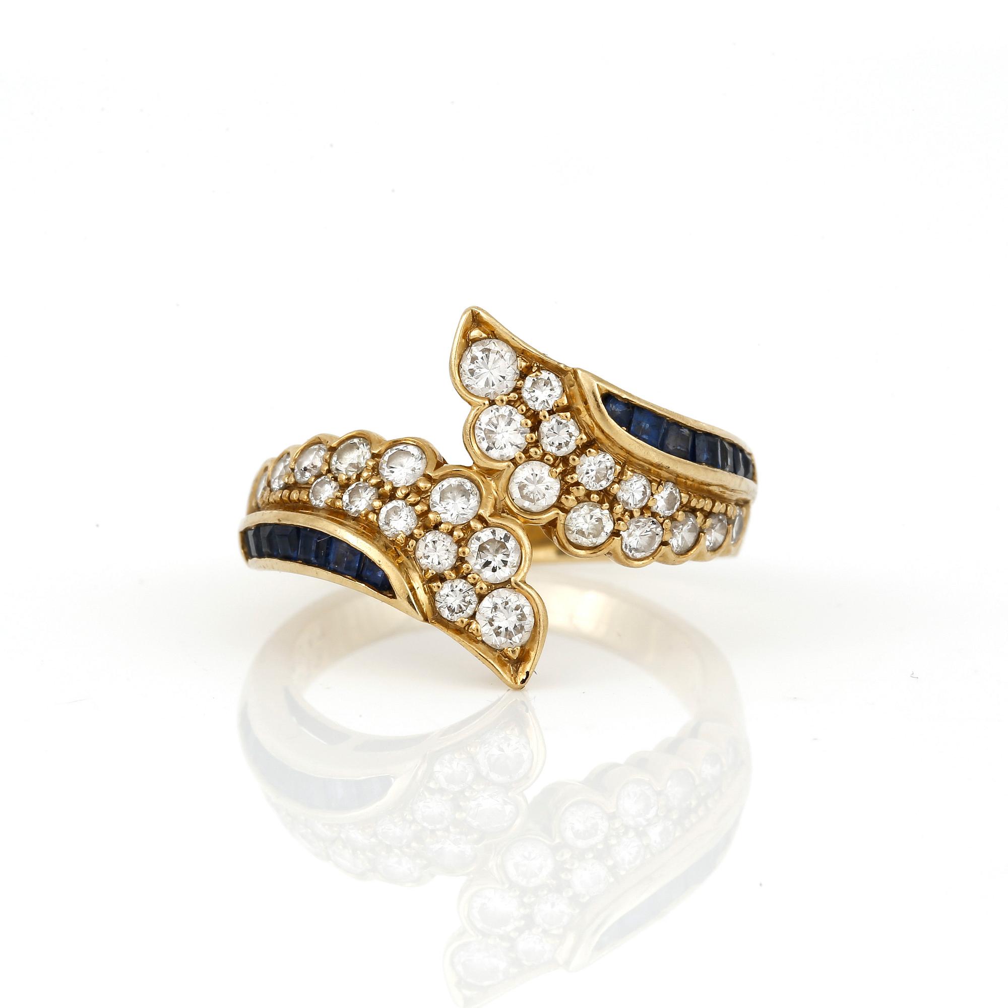 RING, 18K guld med briljantslipade diamanter, tot ca 0,73 ct och trappslipade safirer. Total vikt ca 5,10 g.