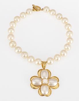 19. A 1990's Chanel necklace.