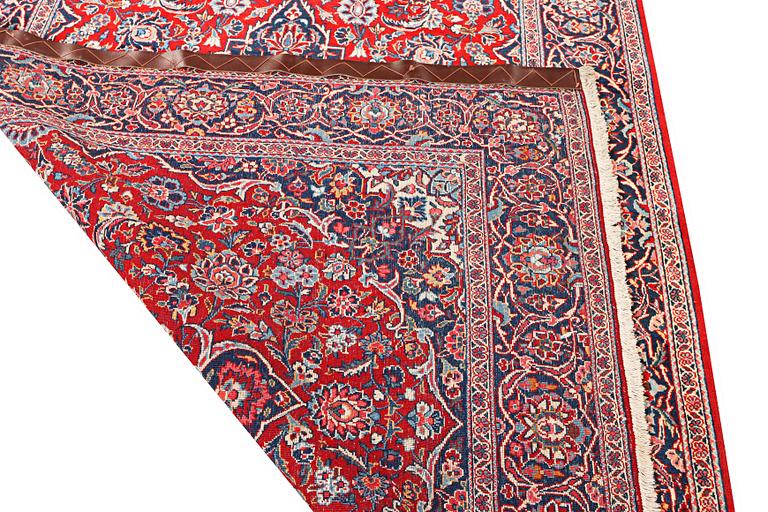 A Kashan carpet, c. 214 x 139 cm.