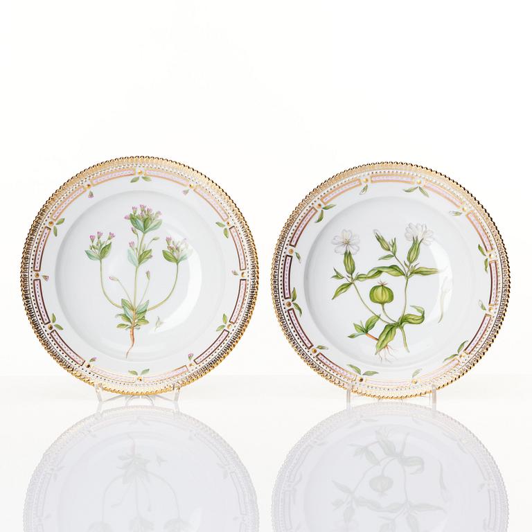 Sopptallrikar, 12 stycken, porslin. Royal Copenhagen, "Flora Danica", Danmark, 1900-tal.