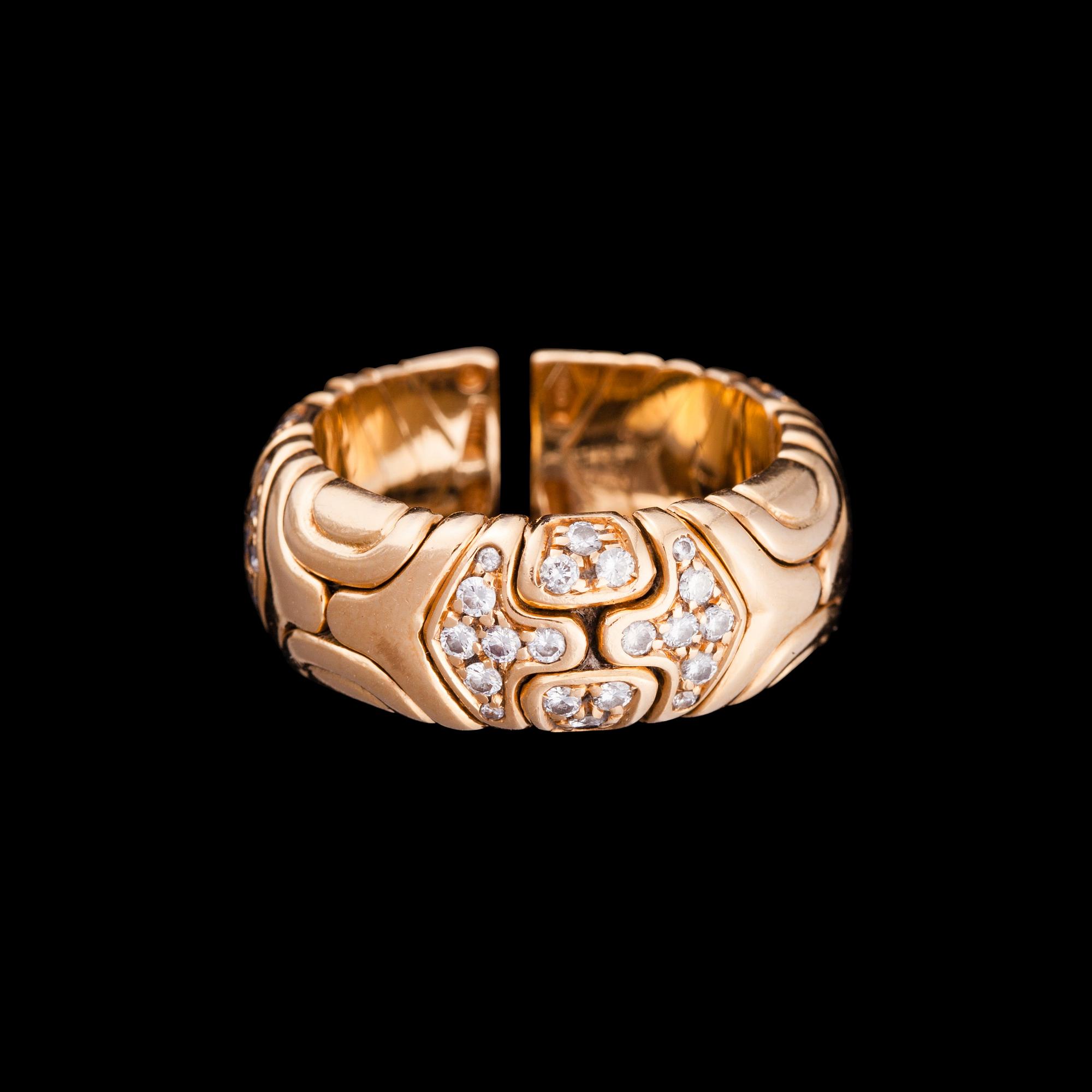 RING, 18K guld, diamanter. Bulgari. Vikt ca 14 g.