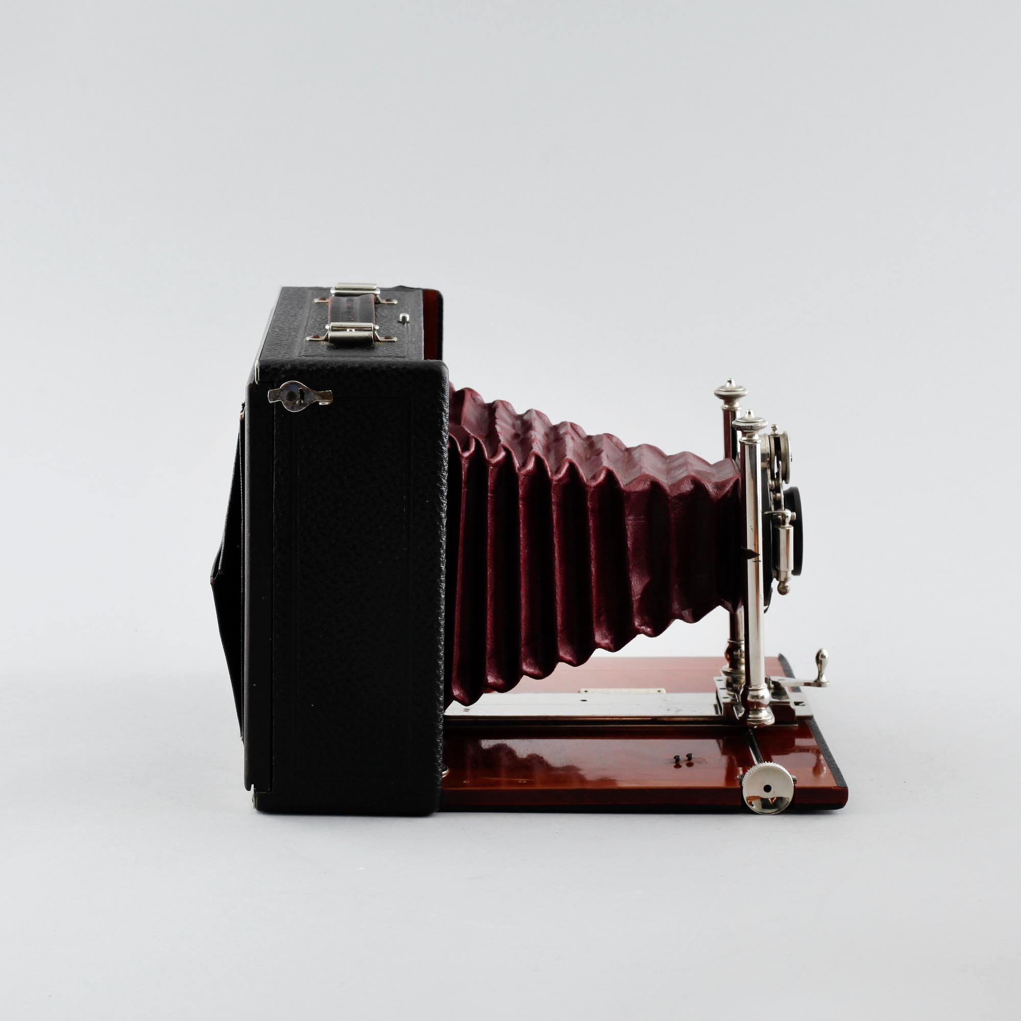 A foldable camera by Dr. Lüttke & Arndt Wandsbek, Germany, first half of the 20th century.