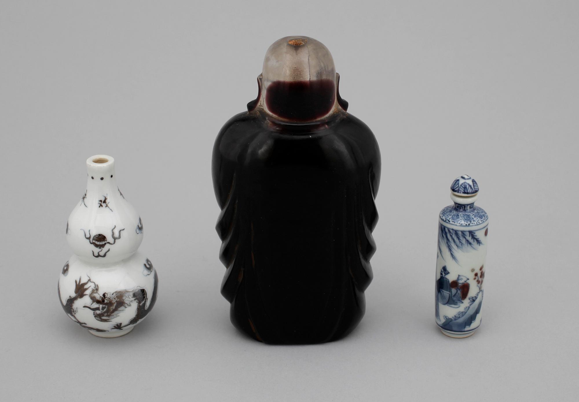 SNUSFLASKOR samt MINIATYRVAS, glas och porslin, Kina, 1900-tal.