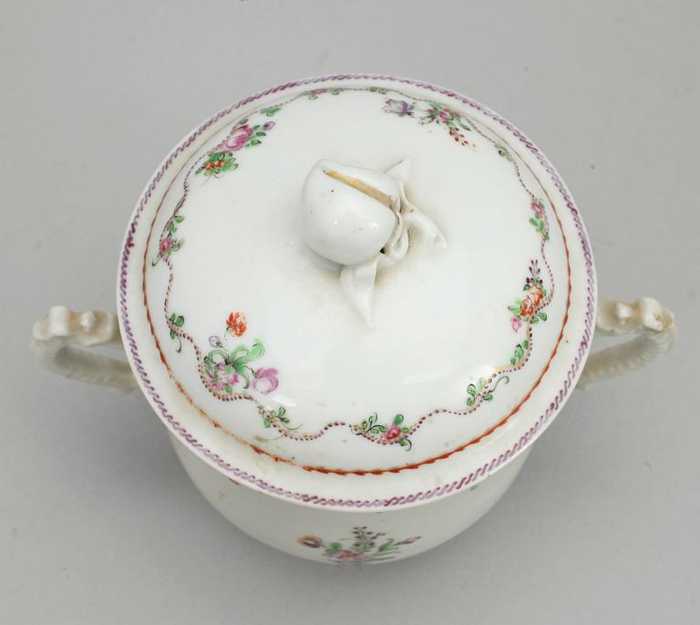 SOCKERSKÅL med LOCK och GRÄDDKANNA, kompaniporslin. Qing dynastin, Qianlong (1736-95).