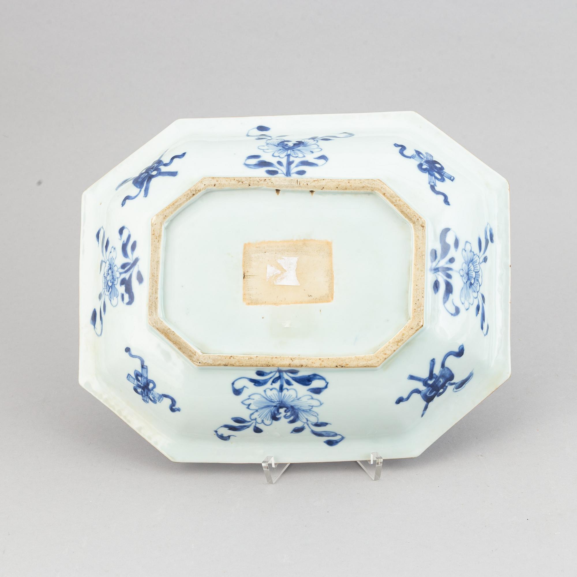 A blue and white tureen stand,Qing dynasty, Qianlong (1736-95).