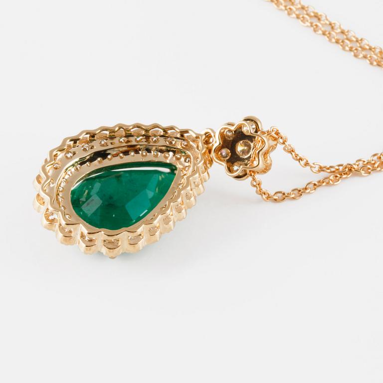 HÄNGE, 18K guld med briljantslipade diamanter ca 0.45 cct samt droppslipad smaragd ca 4.45 ct. Vikt 5,0 gram.