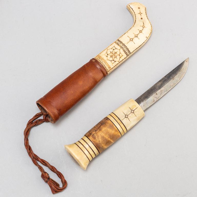 Two reindeer horn knives by Lars Kuhmunen och Kjell Fjällborg.