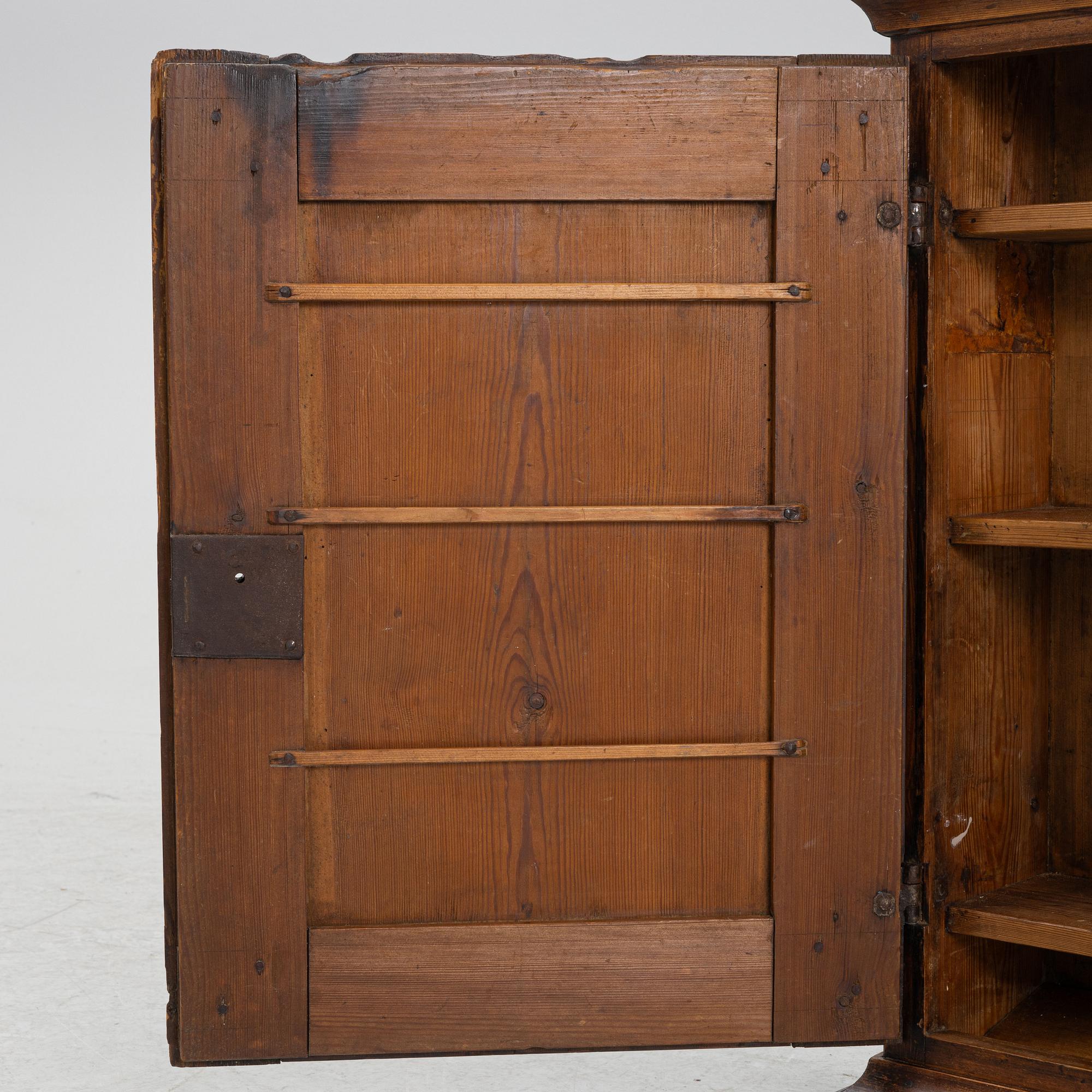 Hängskåp, allmoge, 1800-tal.