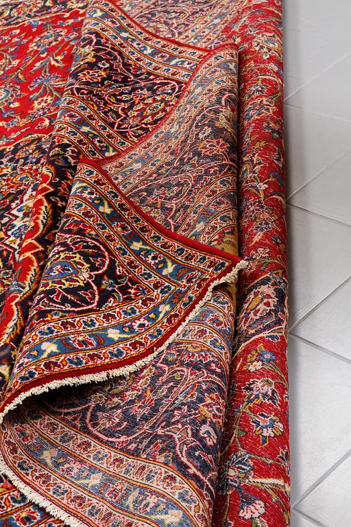 A KESHAN RUG, 401 x 300 cm.