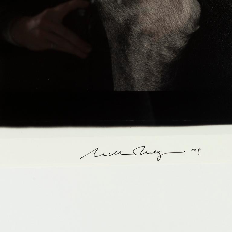William Wegman, archival pigment print, 2009, signerat. Numrerat 257/1500 a tergo.