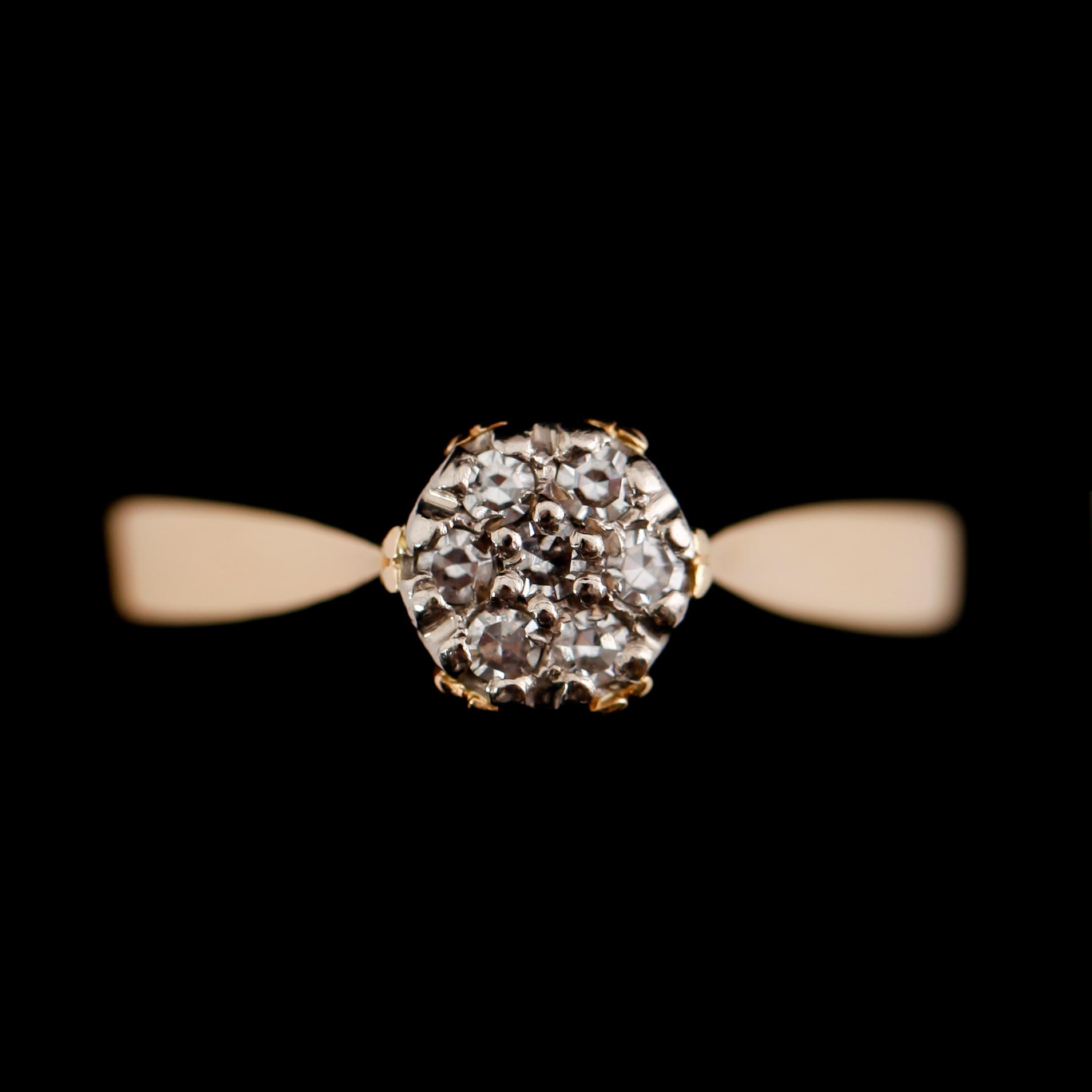 RING, 18 k guld, svenska stämplar 1984 med 7 mindre briljantslipade diamanter.