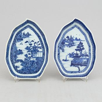 A pair of blue and white leaf shaped dishes, Qing dynasty, 18th Century.