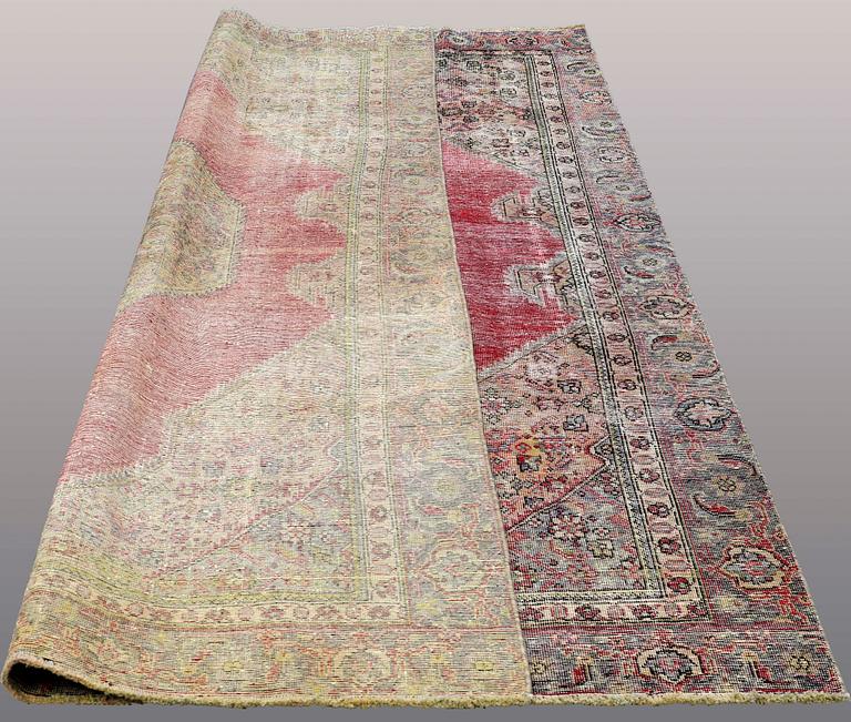 A CARPET, Oriental, ca 332 x 220 cm.