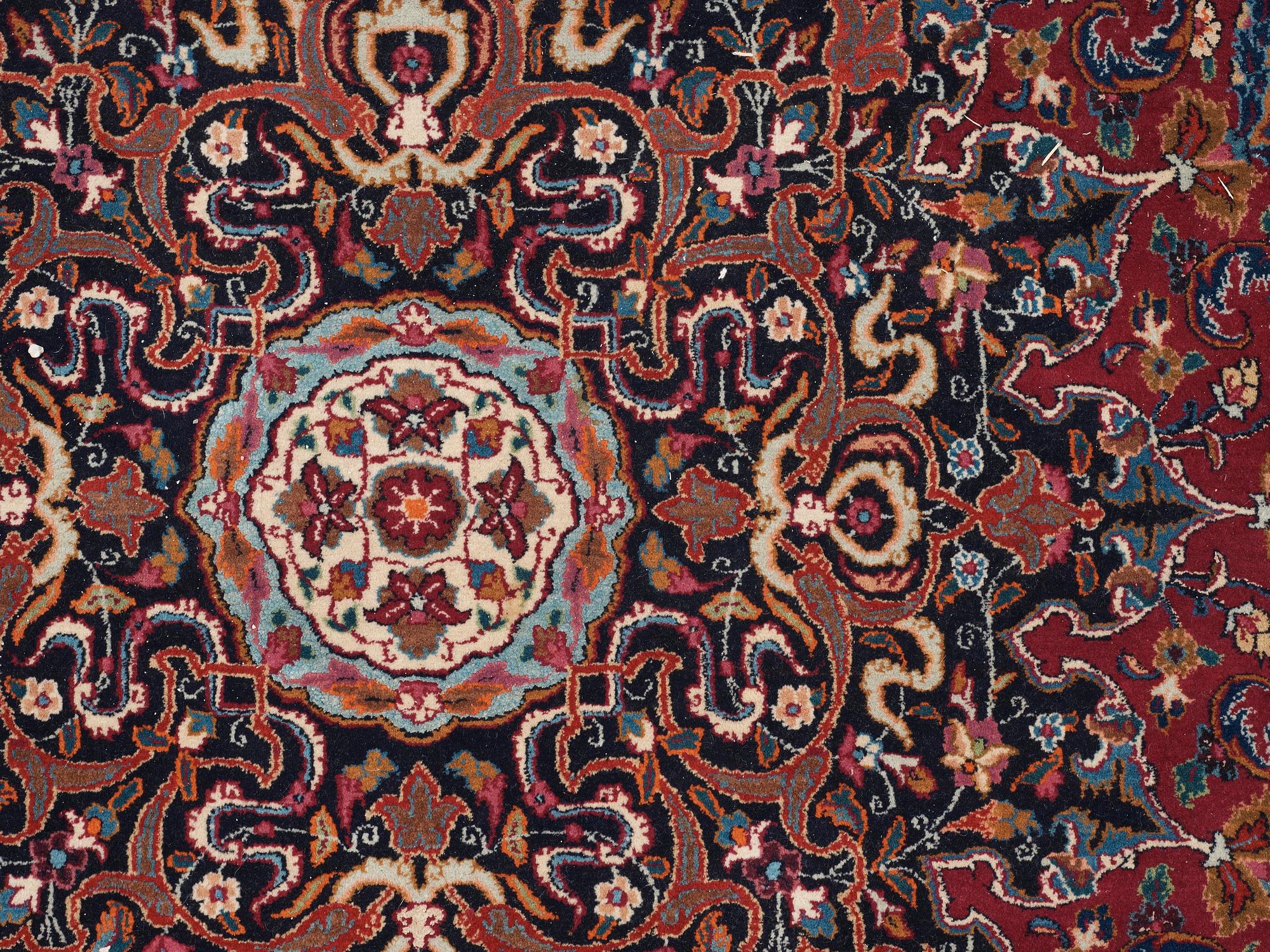 OLD MESHED. 481 x 338 cm (plus långsidorna med 2,5 cm slätväv på varje sida, kortsidorna med ca 7,5 cm slätväv på varje sida med kufiska inskriptioner och inskription.