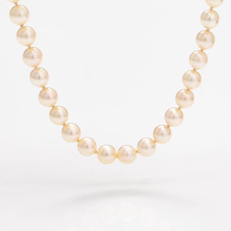 A pearl collier with cultured pearls and a silver clasp.