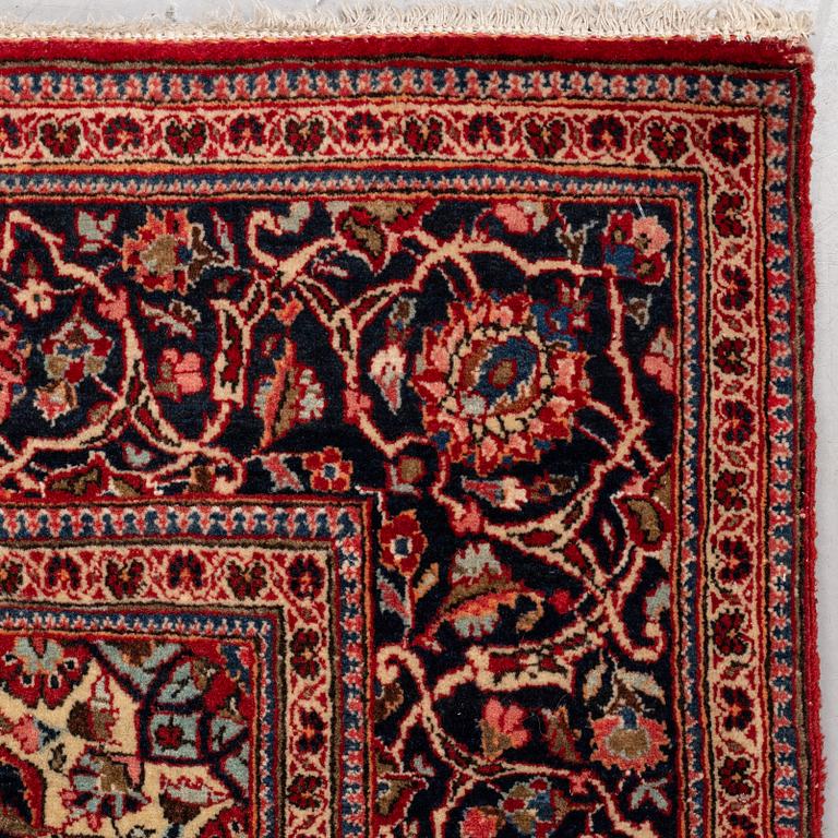 A carpet, semi-antique, Kashan, ca 216 x 136 cm.