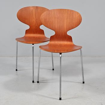 STOLAR, ett par, "Myran", Arne Jacobsen för Fritz Hansen, Danmark, 1900-talets mitt.