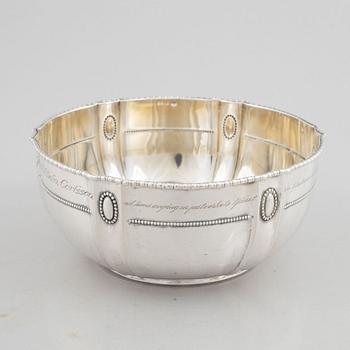 A silver bowl, engraved, Swedish import mark NL Dahlström & Co, Örebro 1918.