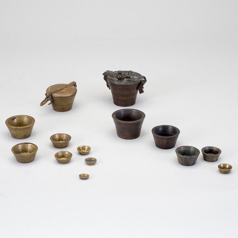 VIKTSATSER, 2 stycken, mässing, en 1700-tal med dubbelslagen datering samt en daterad 1863.