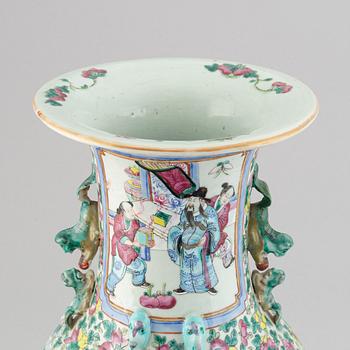 A famille rose vase, Qing dynasty, late 19th century.