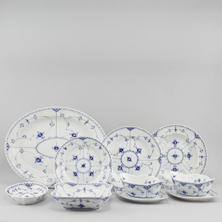 SERVISDELAR, 55 st, porslin, "Musselmalet", Royal Copenhagen, 1900-talets andra hälft.