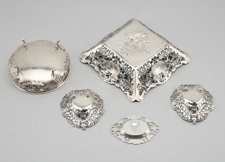 FAT, 5 st, silver, bl a svenska importstämplar, 1900-talets första hälft. Vikt ca 425 gram.