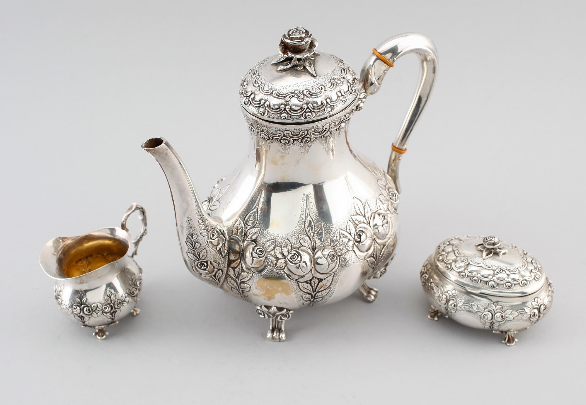 KAFFESERVIS, 3 delar, silver, 1900-talets första hälft. Vikt ca 1287 gram.