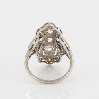 Ring 18K vitguld med gammalslipade diamanter total vikt ca 1.30 ct samt safirer, sannolikt syntetiska.
