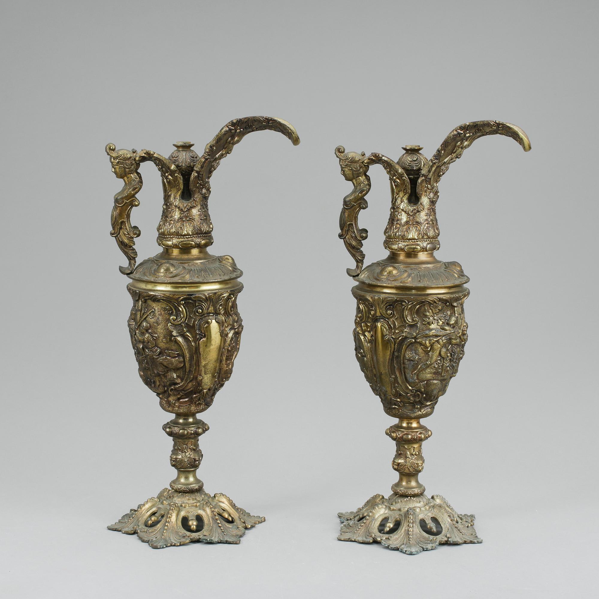 DEKORATIONSURNOR, ett par, gulmetall, Spanien, 1900-tal.