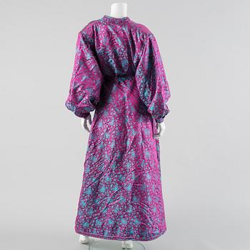 KLÄDER, 3 st, jaquardvävt siden, Kina, 1940-tal. Omkring storlek M.