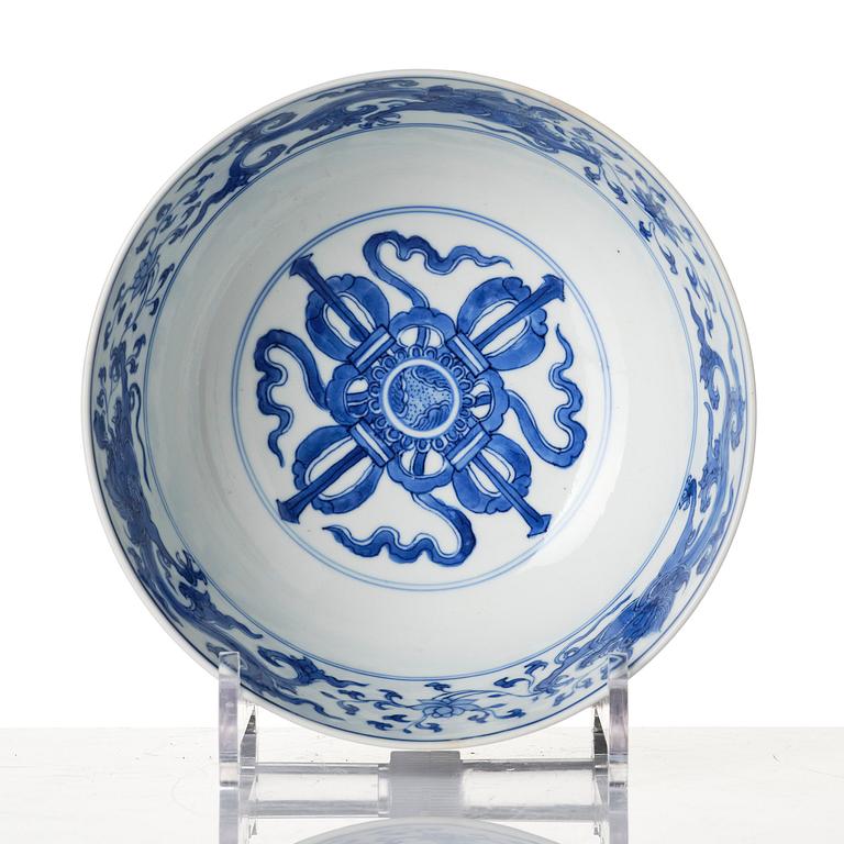 A blue and white 'makhara dragon bowl', Qing dynasty, Kangxi (1662-1722).