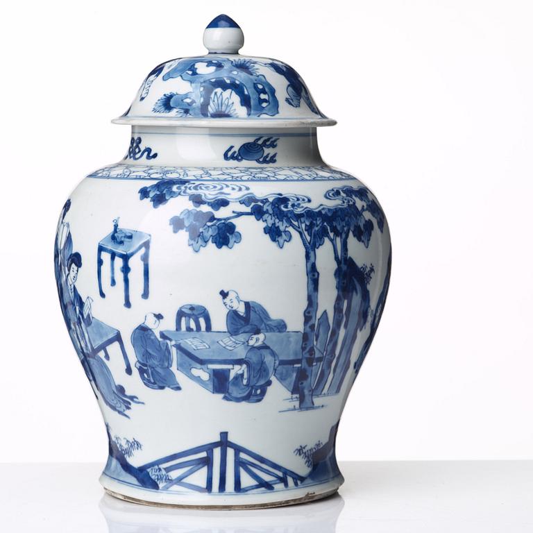 A blue and white 'ladies' jar with cover, Qing dynasty, Kangxi (1662-1722).