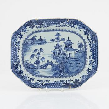 A blue and white serving dish, Qing dynasty, Qianlong (1736-95).