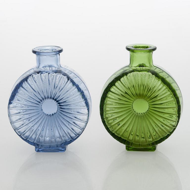 Helena Tynell, flaskor, 2 st, "Solflaskan" Riihimäen Lasi Oy. I produktion 1964-1974.