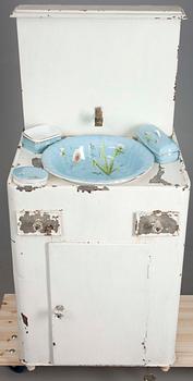 TVÄTTKOMMOD, målad plåt samt, SET MED TVÄTTATTIRALJER, 4 delar, porslin, Kuznetsov, 
Ryssland 1800-talets slut.