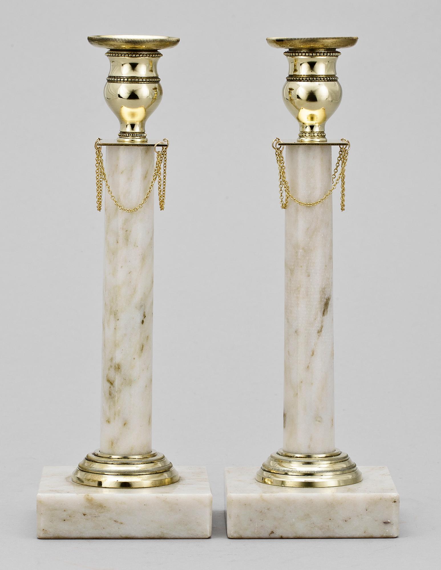 LJUSSTAKAR, ett par, marmor,  gustaviansk stil, 1900-tal.