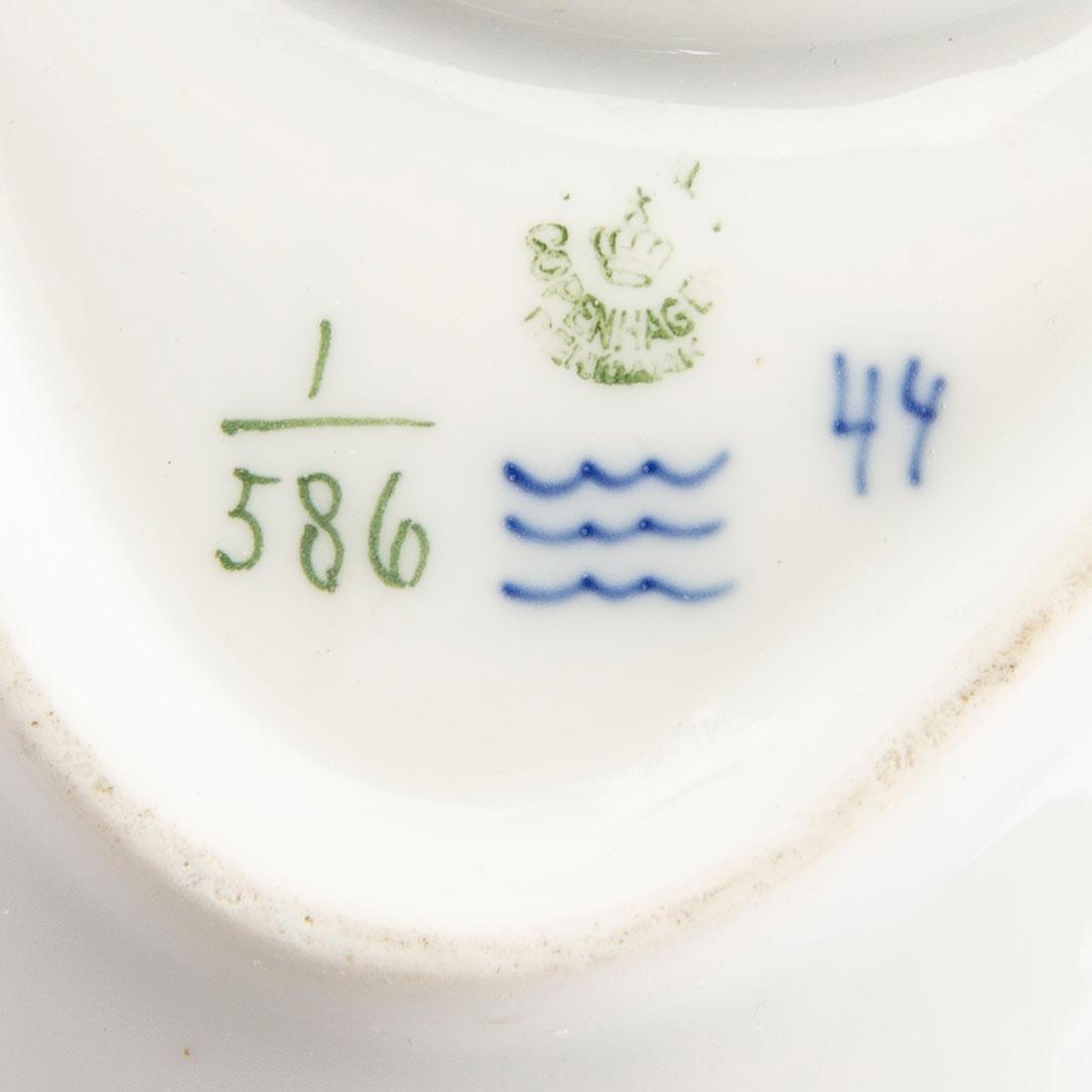 A Royal Copenhagen Musselmalet halvblonde sauce bowl.