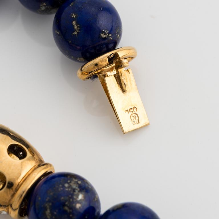Lapis lazuli necklace with 18K gold clasp and round brilliant-cut diamonds.